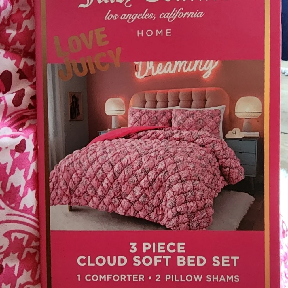 Juicy Coulture 3 Piece Cloud Soft bed set full/queen Set includes:1 comforter